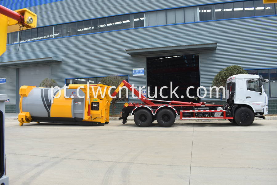 hook lifter truck 4